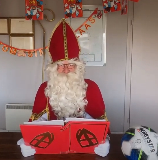 Sinterklaas spreekt JO8-2 toe
